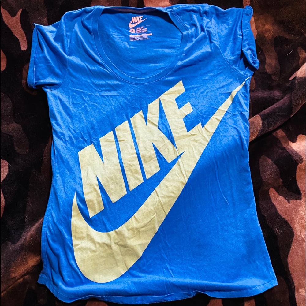 Nike women loose fit crew neck t shirt
